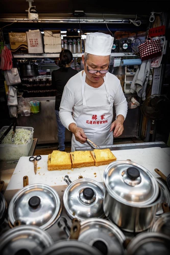 Bánh mì quan tài: Món ăn nghe tên đã sợ, du khách vẫn nườm nượp tìm đến-4