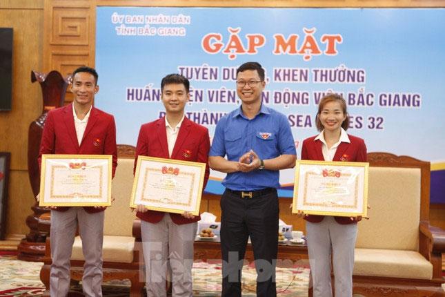 Vận động viên Nguyễn Thị Oanh và đồng nghiệp nhận thưởng lớn-2