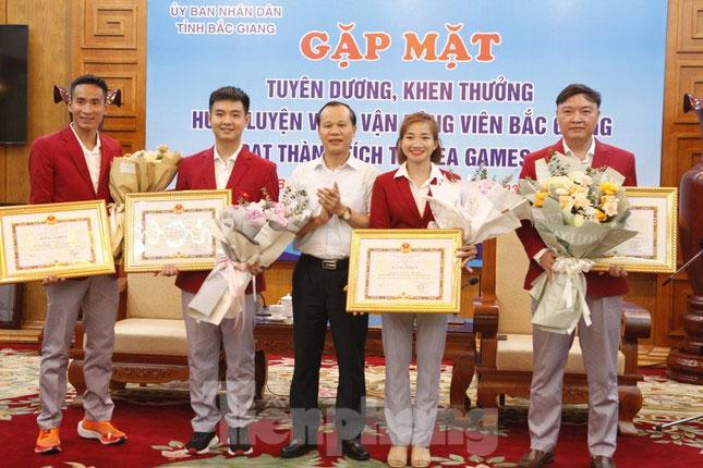 Vận động viên Nguyễn Thị Oanh và đồng nghiệp nhận thưởng lớn-1