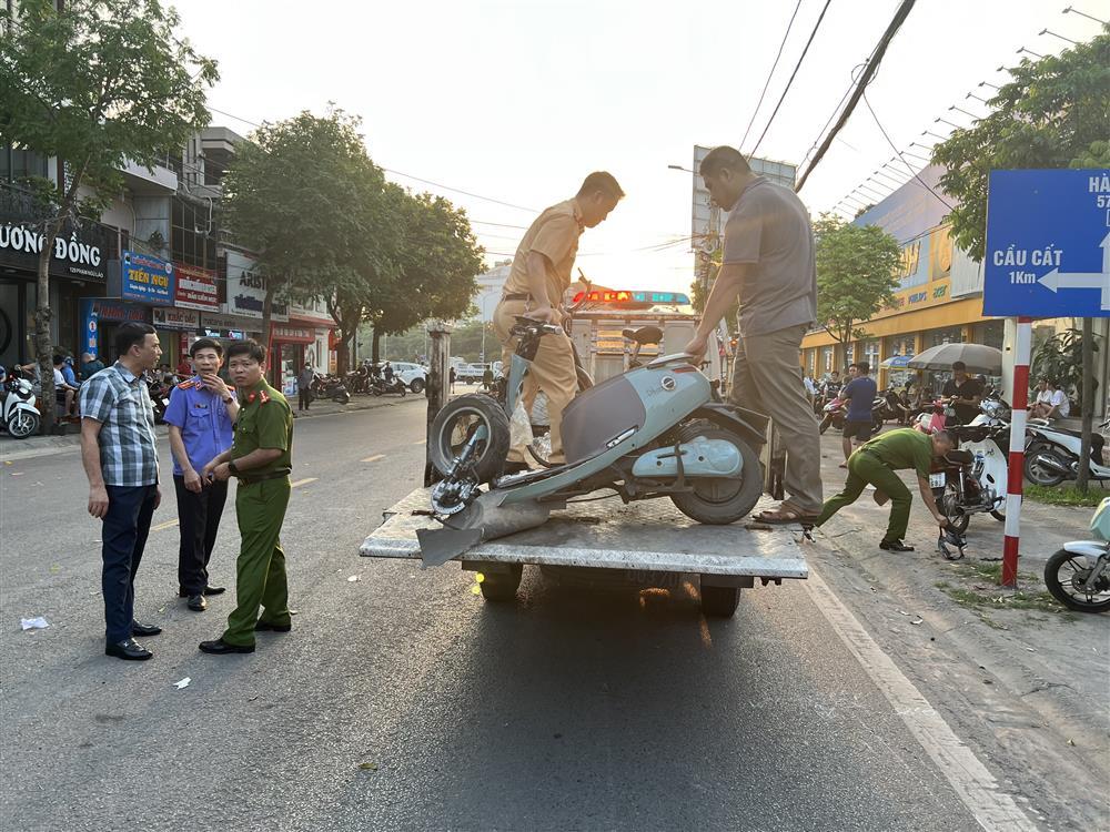 Tài xế diễn xiếc trên phố ở Hải Dương đâm 4 người nhập viện-1