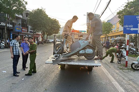 Tài xế 'diễn xiếc' trên phố ở Hải Dương đâm 4 người nhập viện