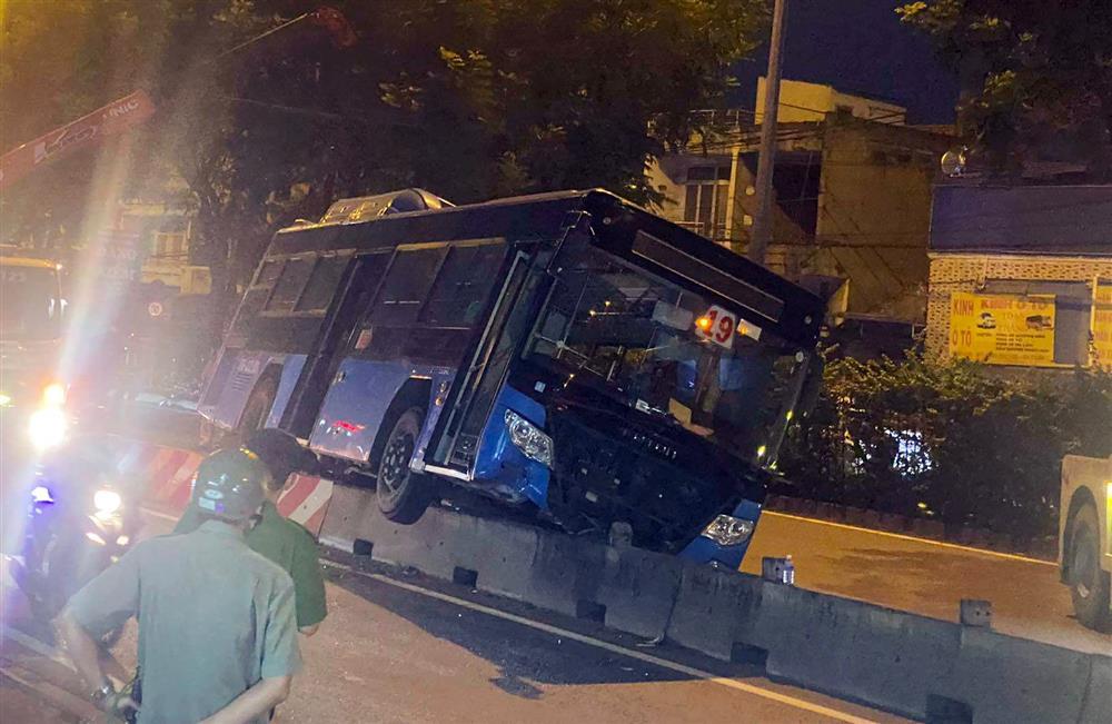 Xe buýt chênh vênh trên dải phân cách, hành khách khóc gào-2