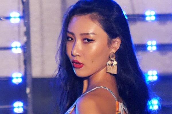 Nữ ca sĩ biểu diễn gợi dục sau khi bị chỉ trích-5