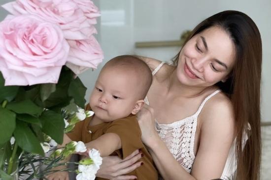 Leon nhà Hồ Ngọc Hà có hành động đáng yêu với ông bà nội