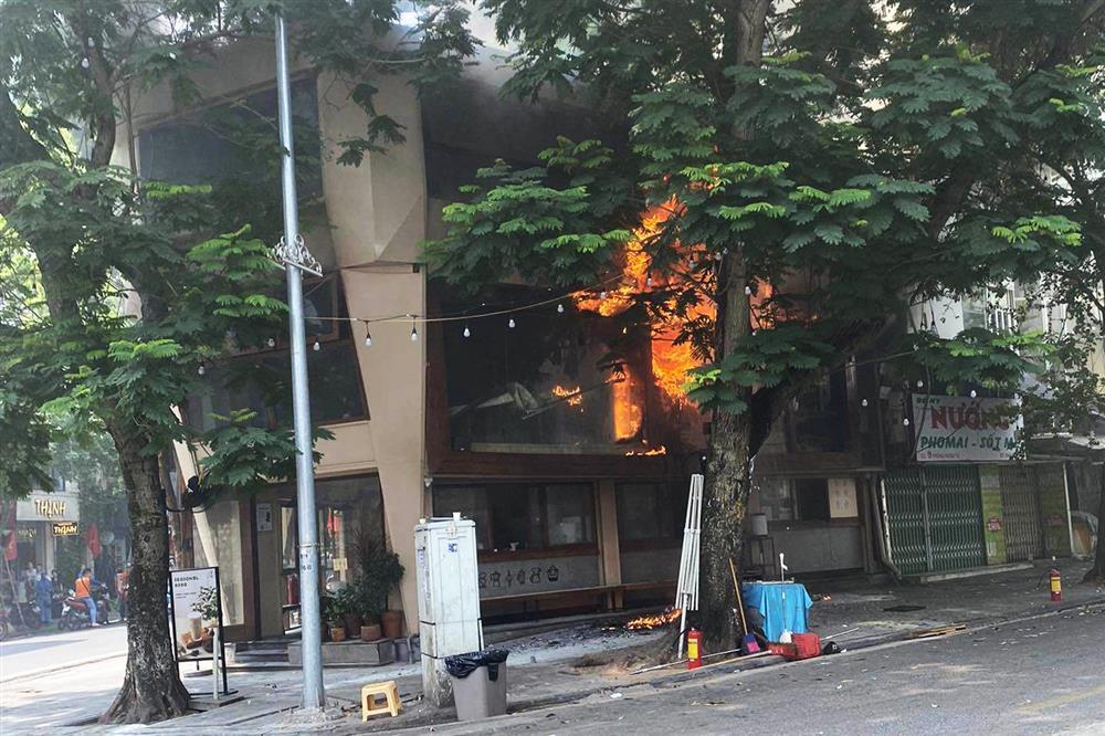 Cháy quán cà phê ở phố cổ Hà Nội, cửa kính nổ vỡ vụn-1
