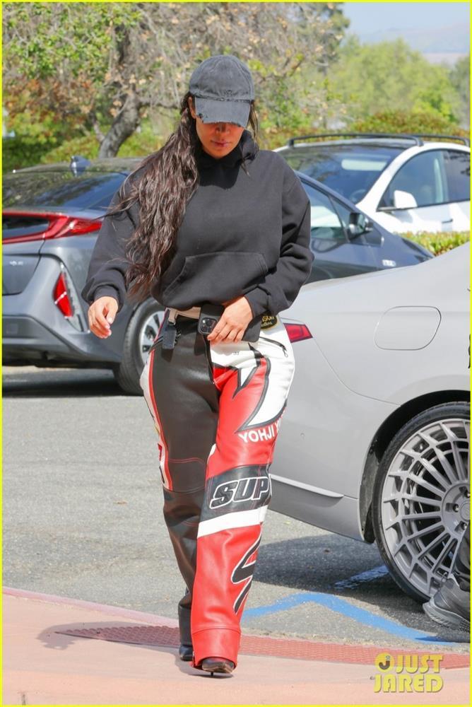 Kim Kardashian để mặt mộc, hầm hố đến xem đấu bóng rổ
