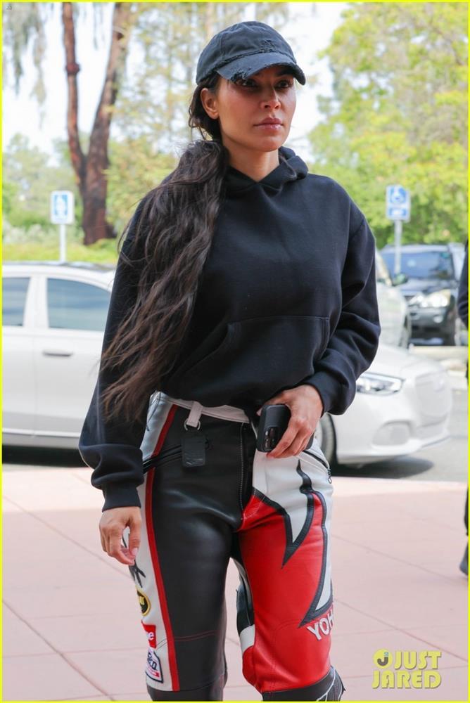 Kim Kardashian để mặt mộc, hầm hố đến xem đấu bóng rổ-2