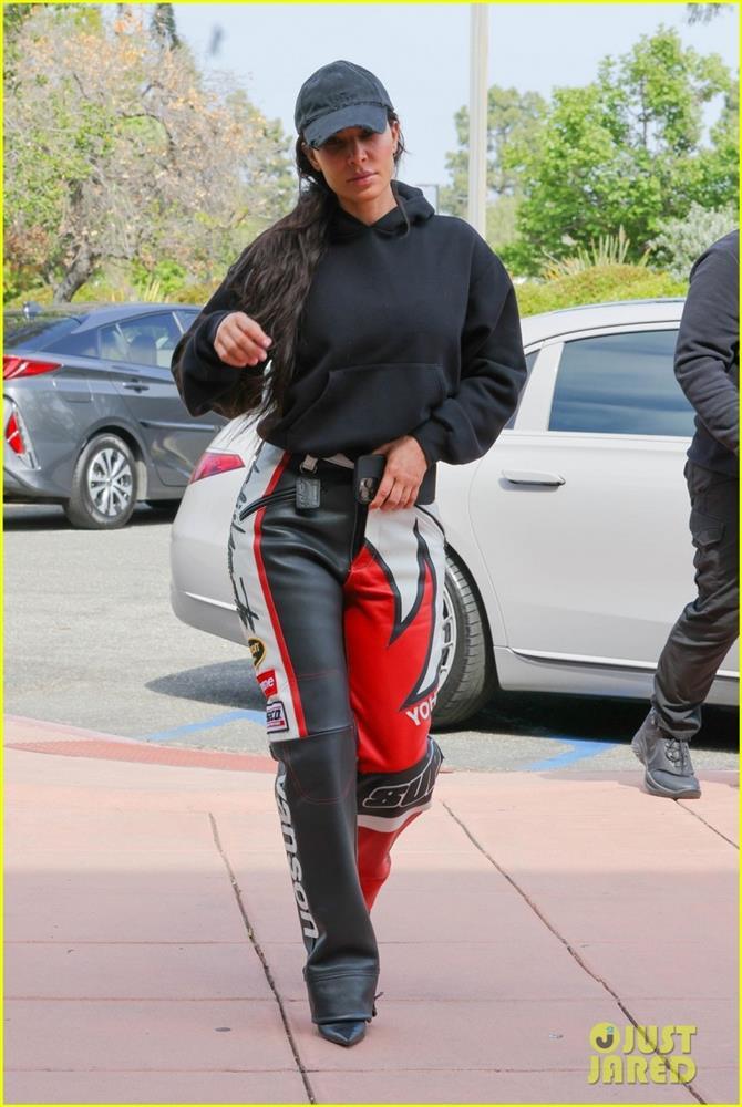Kim Kardashian để mặt mộc, hầm hố đến xem đấu bóng rổ