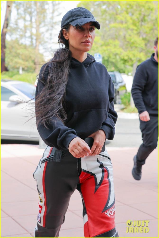 Kim Kardashian để mặt mộc, hầm hố đến xem đấu bóng rổ-4