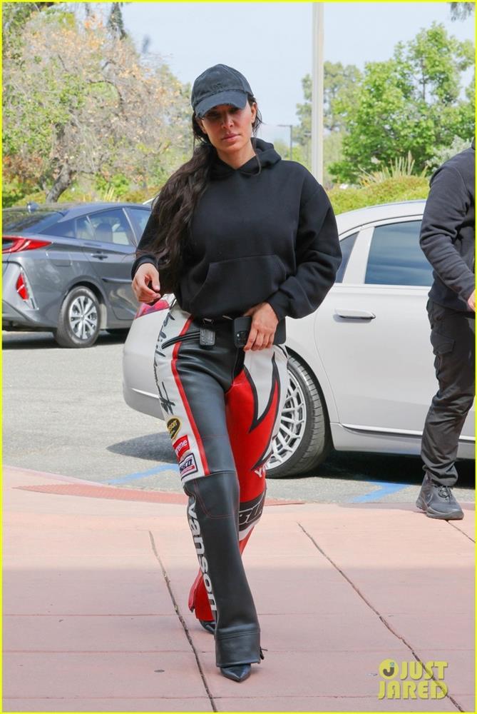 Kim Kardashian để mặt mộc, hầm hố đến xem đấu bóng rổ-5