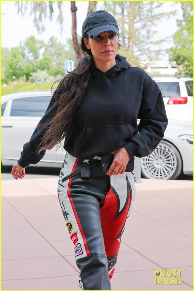 Kim Kardashian để mặt mộc, hầm hố đến xem đấu bóng rổ-6