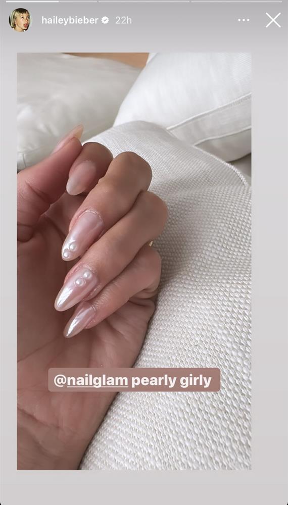 Hailey Bieber gây sốt với trend nail mới hợp với mùa hè nắng nóng-2