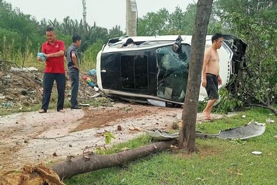 Ô tô Land Rover chở 4 người tông gãy cây xanh, lộn vòng trên vỉa hè