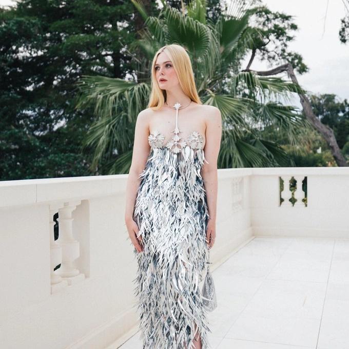 Nàng thơ bí ẩn Elle Fanning che chắn vòng 1 bằng trang sức kim loại-1
