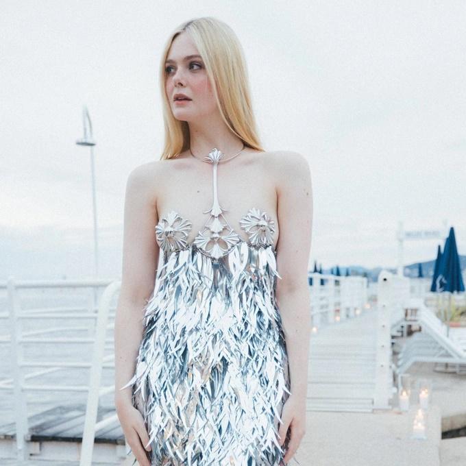 Nàng thơ bí ẩn Elle Fanning che chắn vòng 1 bằng trang sức kim loại-2
