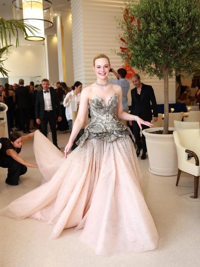 Nàng thơ bí ẩn Elle Fanning che chắn vòng 1 bằng trang sức kim loại-4