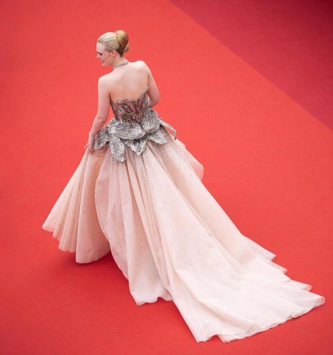 Nàng thơ bí ẩn Elle Fanning che chắn vòng 1 bằng trang sức kim loại-5