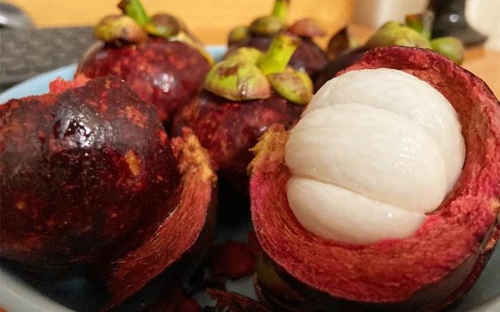 Cách bổ măng cụt không cần dùng dao cực đơn giản-1