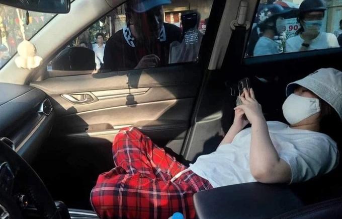 Xử lý nữ tài xế nằm nghe nhạc, cố thủ trong ô tô sau khi vượt đèn đỏ-1