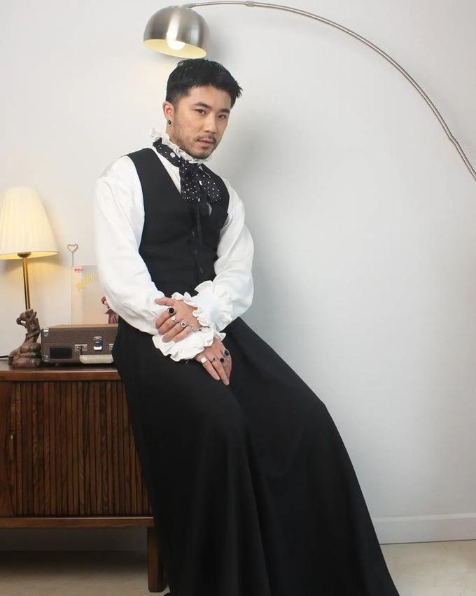 Mặc áo hở lưng và buộc dây điệu đà, con rể Xuân Hinh lại gây tranh cãi-4