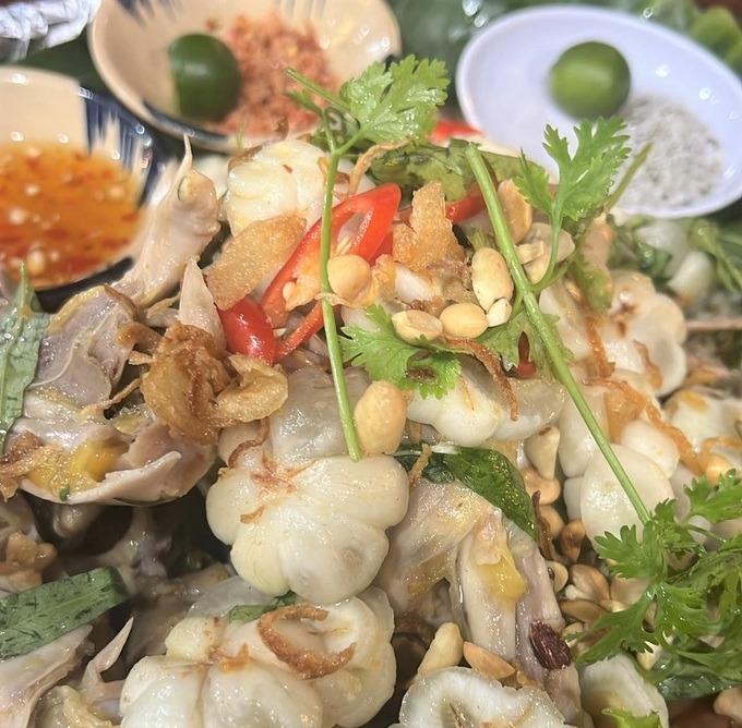 Vợ chồng trẻ cãi nhau, chạy xe 70km chỉ vì đu trend gỏi gà măng cụt-2