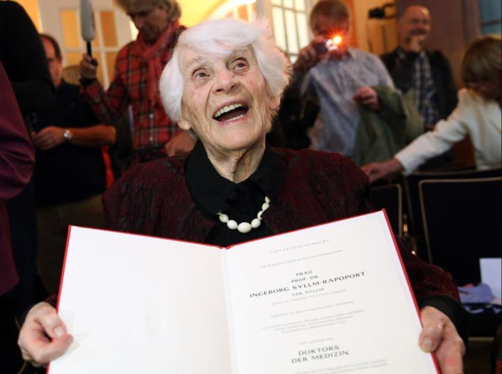 Bi kịch của cụ bà lấy bằng tiến sĩ ở tuổi 102-3