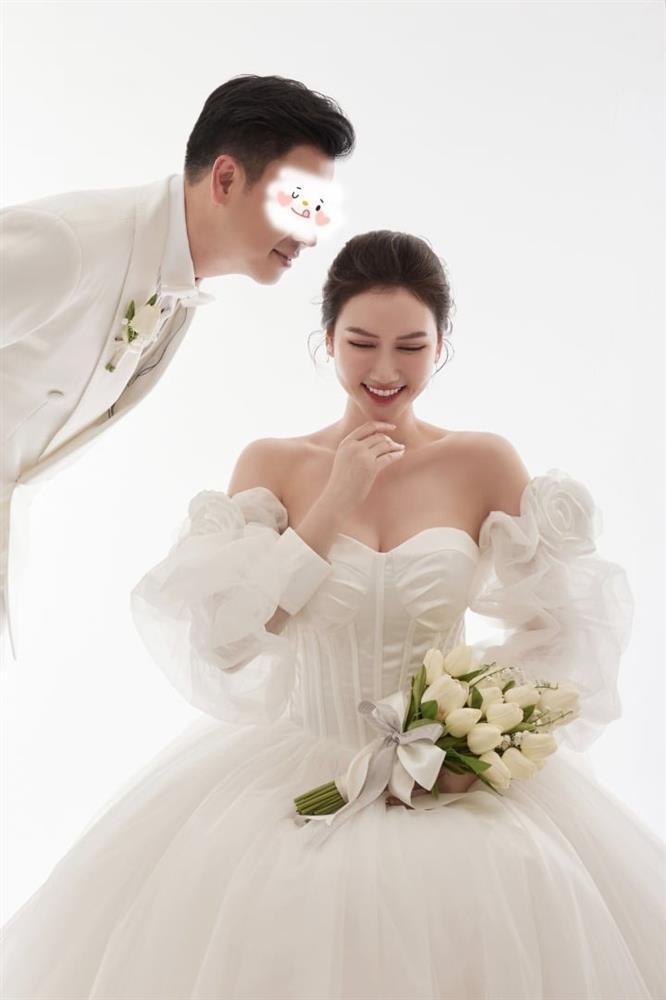 Diễn viên Hương Giang đăng ảnh cưới bên chú rể giấu mặt
