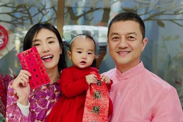 Đi ăn tối với nữ CEO xinh đẹp, Huỳnh Hiểu Minh gây choáng với khuôn mặt bé xíu-4