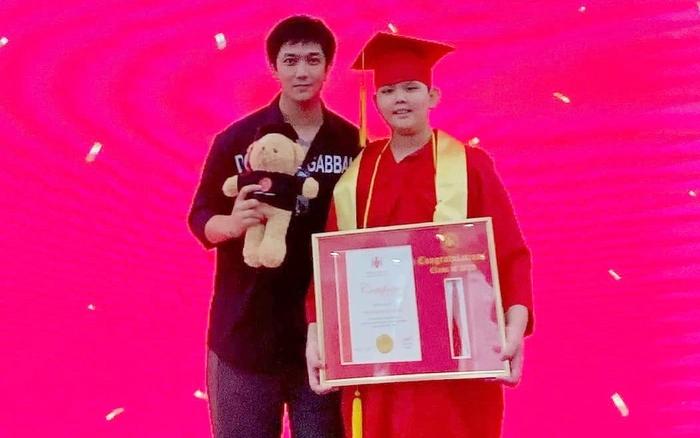 Tim xúc động tiết lộ cuộc sống bố đơn thân khi dự lễ tốt nghiệp của con trai-1