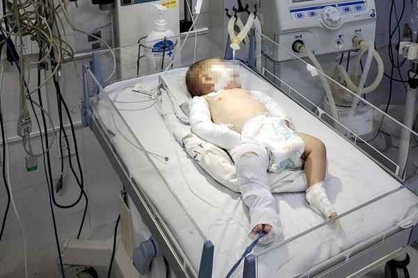 Bé gái 4 tuổi bị vòi phun nước hất tung, lộn 3 vòng rồi đập đầu xuống đất-2