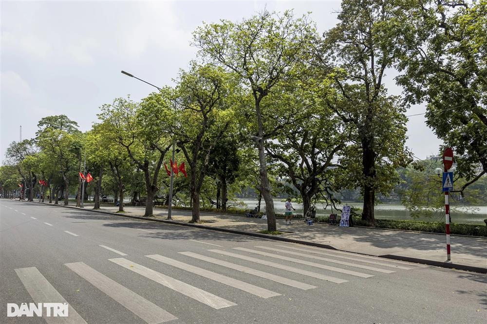 Nắng nóng khiến phố đi bộ hồ Gươm chỉ có khách tây, vắng bóng người Việt-1