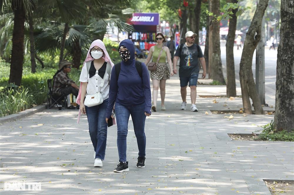 Nắng nóng khiến phố đi bộ hồ Gươm chỉ có khách tây, vắng bóng người Việt-5