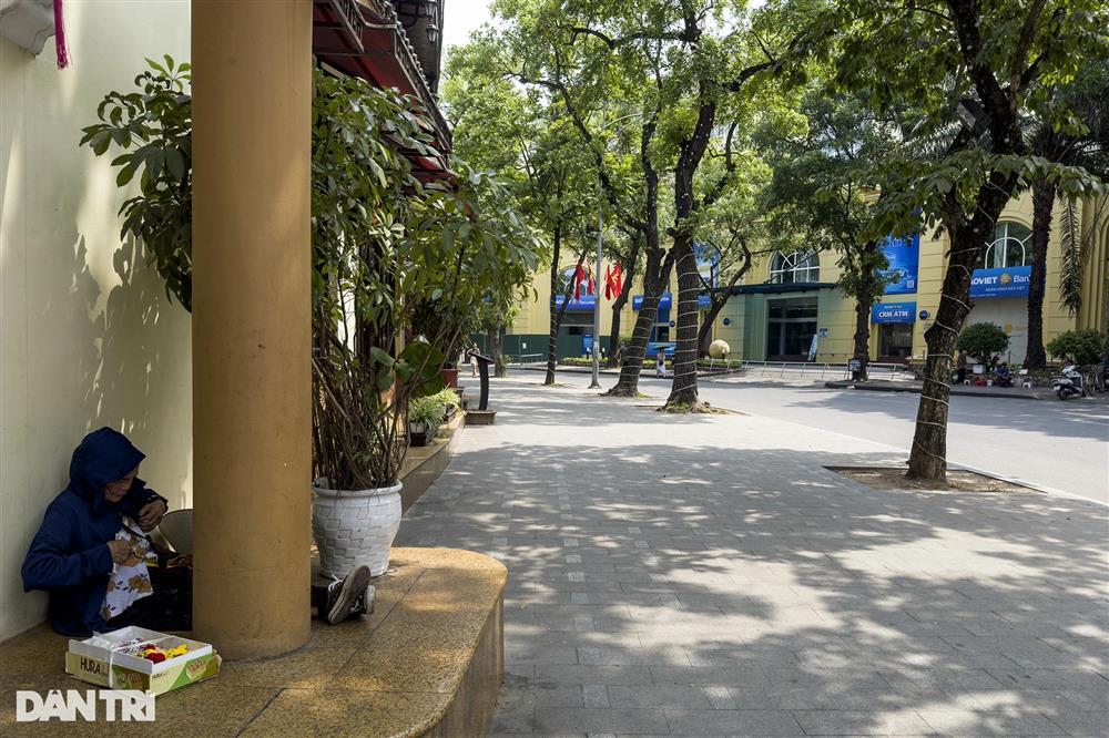 Nắng nóng khiến phố đi bộ hồ Gươm chỉ có khách tây, vắng bóng người Việt-6