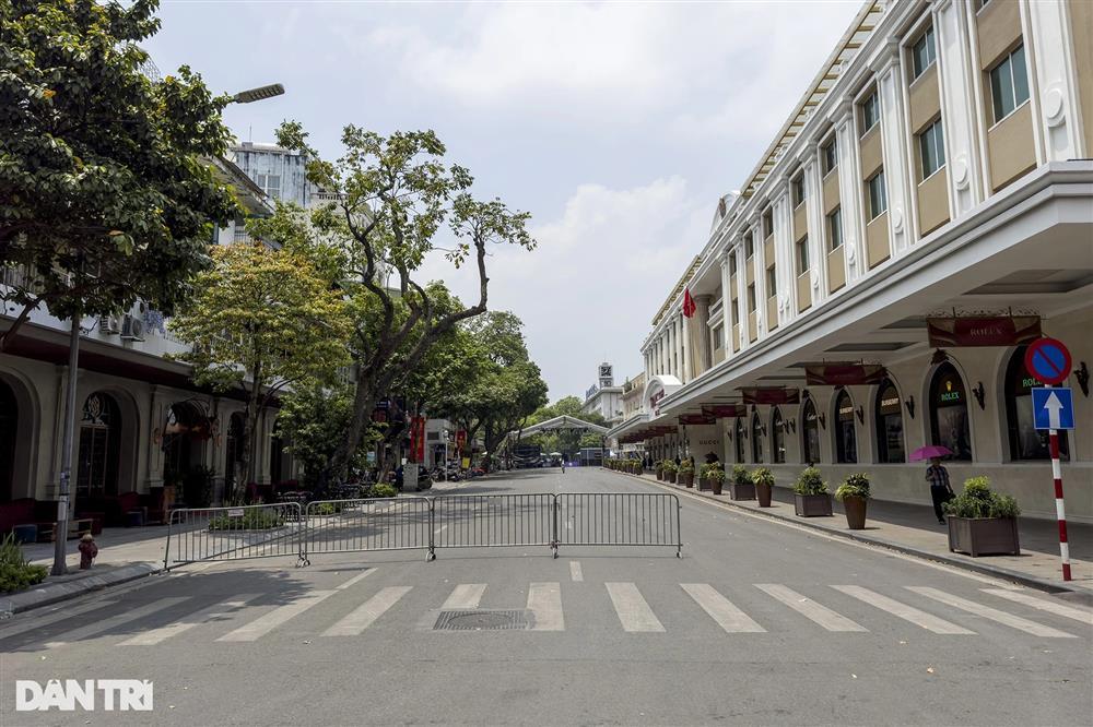 Nắng nóng khiến phố đi bộ hồ Gươm chỉ có khách tây, vắng bóng người Việt-12