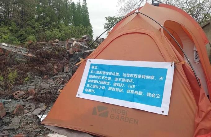 Không muốn đi làm, chàng trai Trung Quốc dựng lều sống ở bãi rác-1
