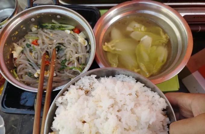 Không muốn đi làm, chàng trai Trung Quốc dựng lều sống ở bãi rác-3