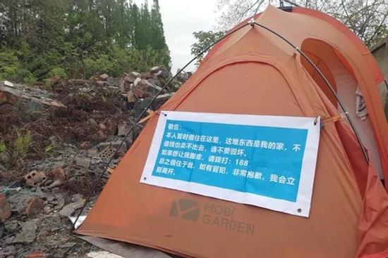 Không muốn đi làm, chàng trai Trung Quốc dựng lều sống ở bãi rác