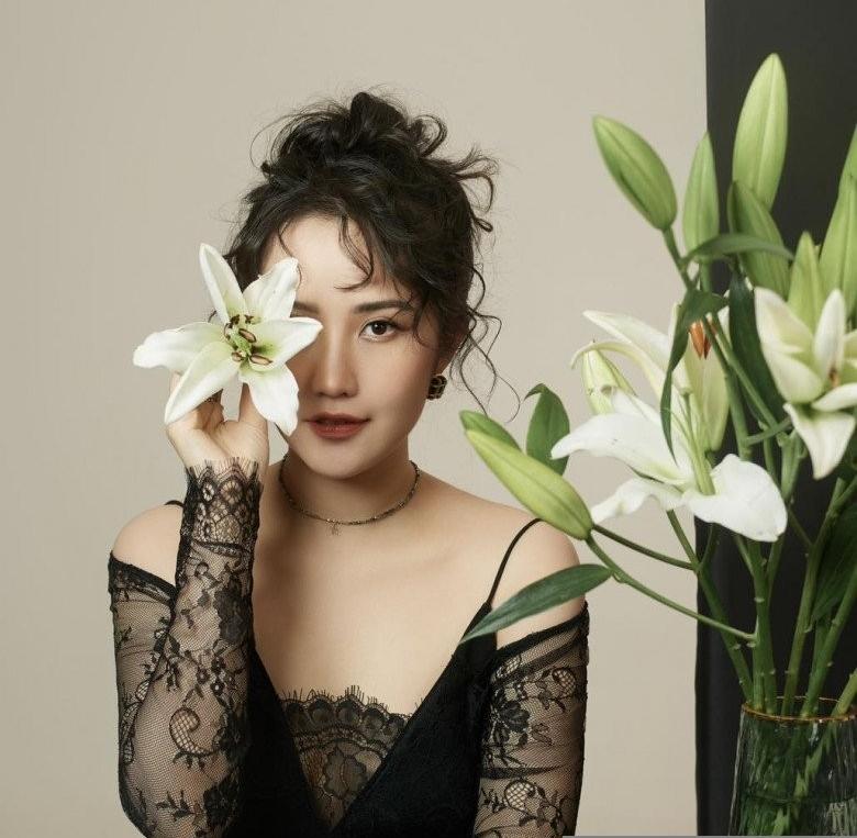 Vợ thiếu gia Phan Thành làm mẹ bỉm đầu bù tóc rối, make up lên khác hẳn-3