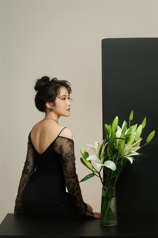 Vợ thiếu gia Phan Thành làm mẹ bỉm đầu bù tóc rối, make up lên khác hẳn-4