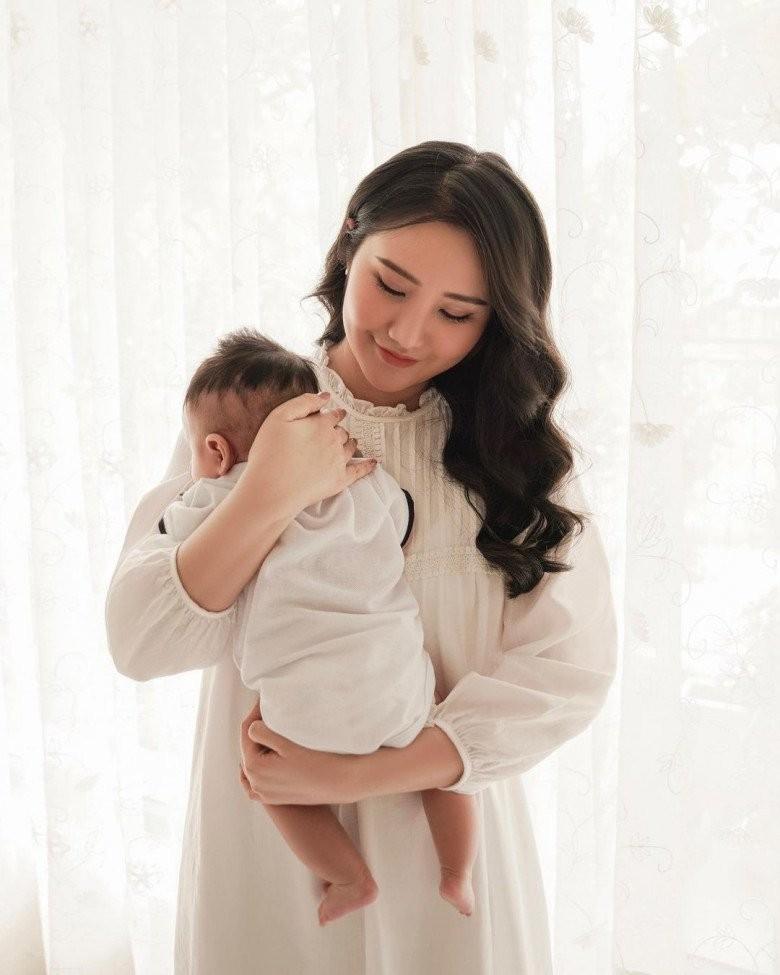 Vợ thiếu gia Phan Thành làm mẹ bỉm đầu bù tóc rối, make up lên khác hẳn-5