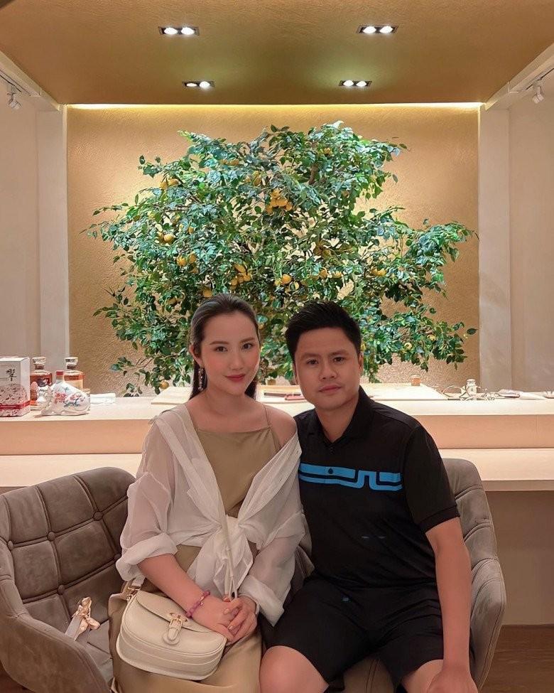 Vợ thiếu gia Phan Thành làm mẹ bỉm đầu bù tóc rối, make up lên khác hẳn-6