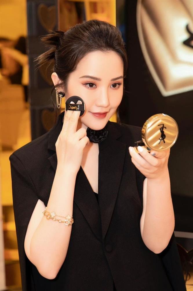 Vợ thiếu gia Phan Thành làm mẹ bỉm đầu bù tóc rối, make up lên khác hẳn-9