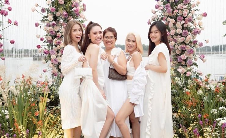 4 chị em Đoàn Di Băng giàu nức tiếng quận 7 ai cũng có da trắng, dáng thon quyến rũ-1