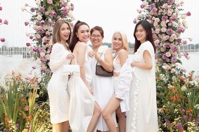 Gái út nhà Di Băng 1 tuổi kiếm chục tỷ, đồ lên lớp 1 mặc 7 ngày không hết-11