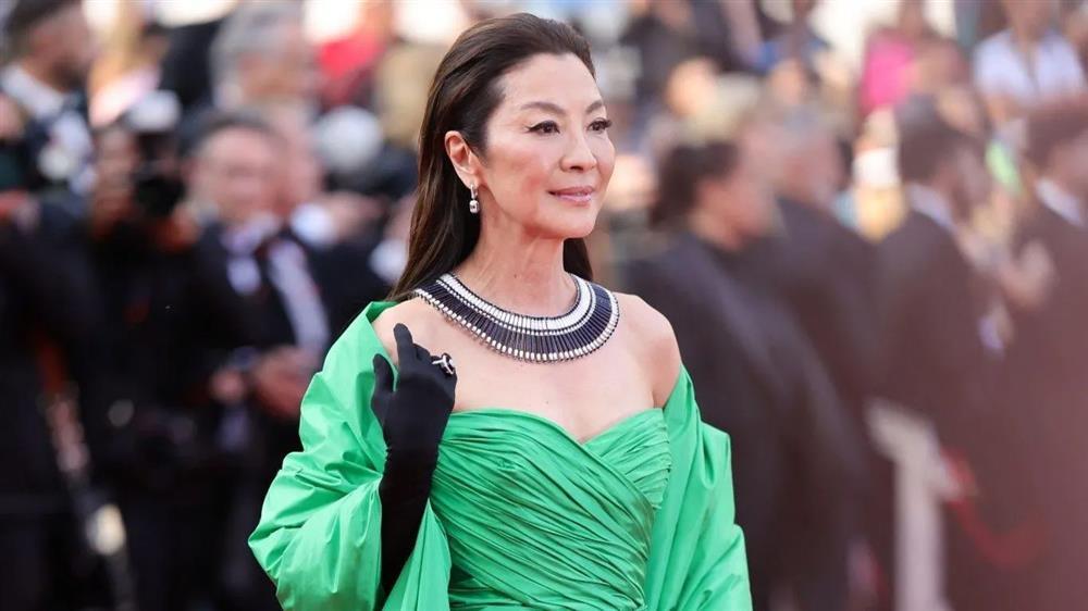 Dương Tử Quỳnh váy xanh hàng hiệu thống trị thảm đỏ Cannes-1
