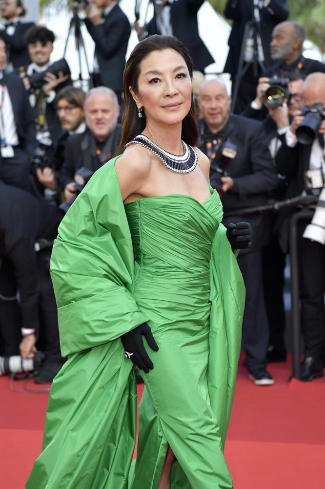 Dương Tử Quỳnh váy xanh hàng hiệu thống trị thảm đỏ Cannes-2