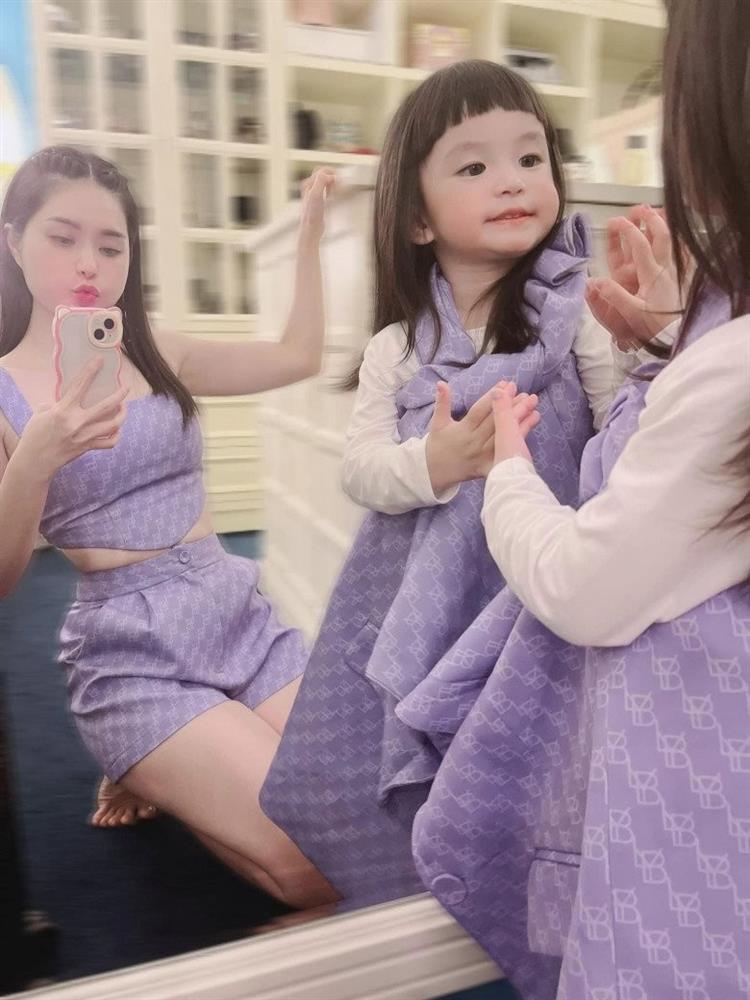 Gái út nhà Di Băng 1 tuổi kiếm chục tỷ, đồ lên lớp 1 mặc 7 ngày không hết-1