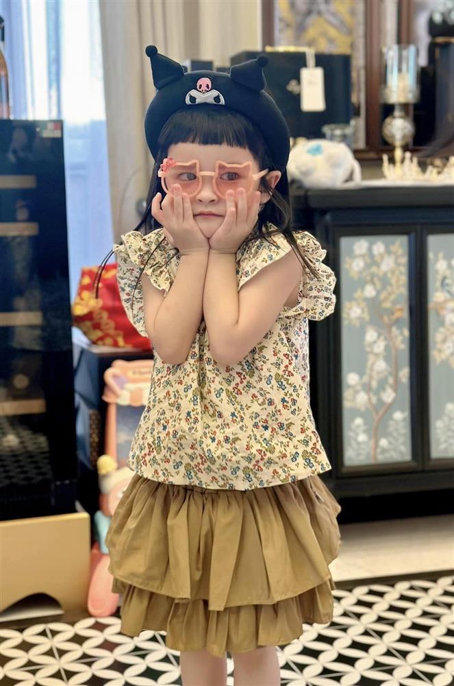 Gái út nhà Di Băng 1 tuổi kiếm chục tỷ, đồ lên lớp 1 mặc 7 ngày không hết-9