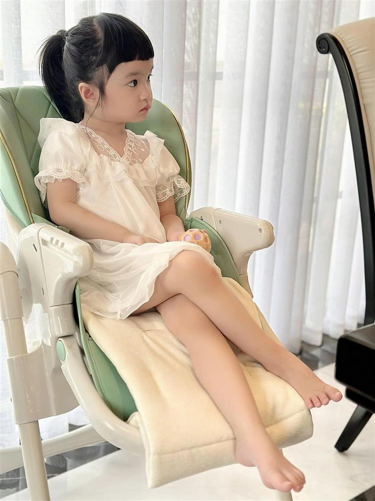 Gái út nhà Di Băng 1 tuổi kiếm chục tỷ, đồ lên lớp 1 mặc 7 ngày không hết-2