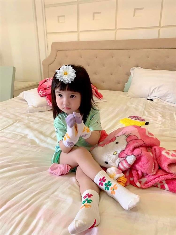 Gái út nhà Di Băng 1 tuổi kiếm chục tỷ, đồ lên lớp 1 mặc 7 ngày không hết-3